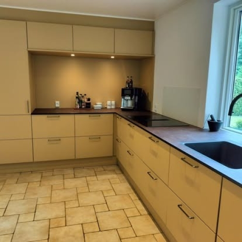 Tømrerarbejde med montering af nyt moderne køkken i bolig i Slagelse