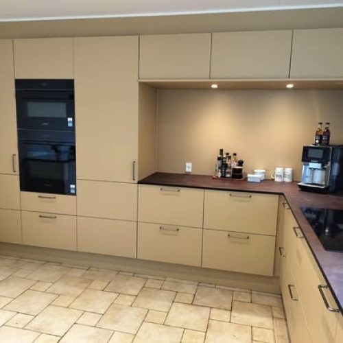 Tømrerarbejde hvor nyt køkken med integrerede skabe og ovn er monteret i Korsør