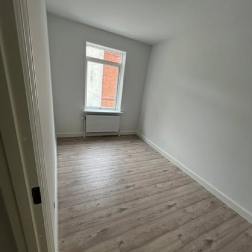 Tømrerarbejde med renovering af værelse med nyt gulv og nymalede vægge