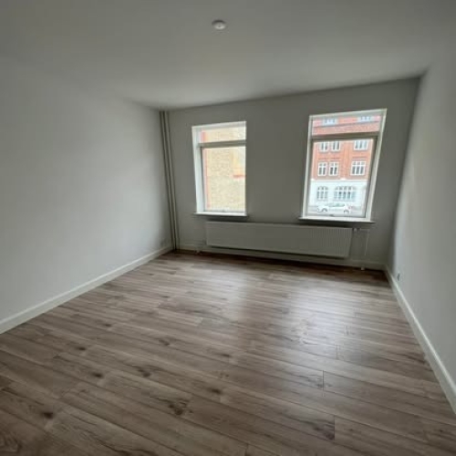 Totalentreprise i Slagelse med renovering af værelse med nye gulve og frisk maling