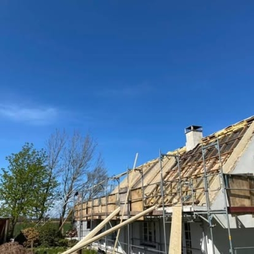 Totalentreprise med tagrenovering og stilladsarbejde på hus i Slagelse