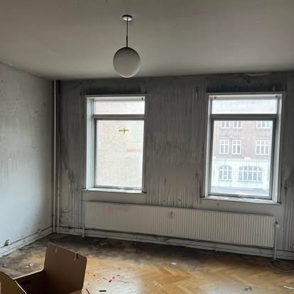 Totalentreprise hvor værelse står klar til renovering efter slid og skader