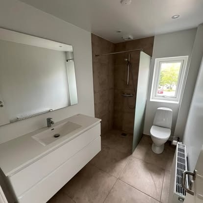 Tømrerarbejde og renovering af nyt badeværelse med moderne fliser og bruseniche
