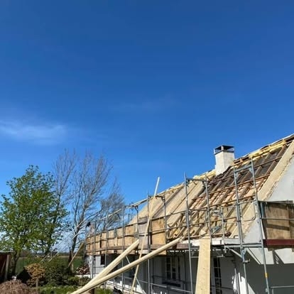 Totalentreprise med tagrenovering og stilladsarbejde på hus i Slagelse